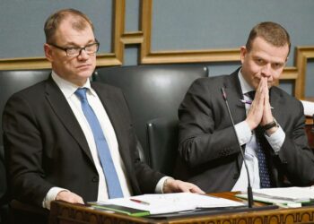 Osa keskustalaisista ja kokoomuslaisista epäröivistä kansanedustajista tukee uudistusta siksi, että heillä säilyy asema puolueessa. Pääministeri Juha Sipilä ja valtiovarainministeri Petteri Orpo eduskunnassa.