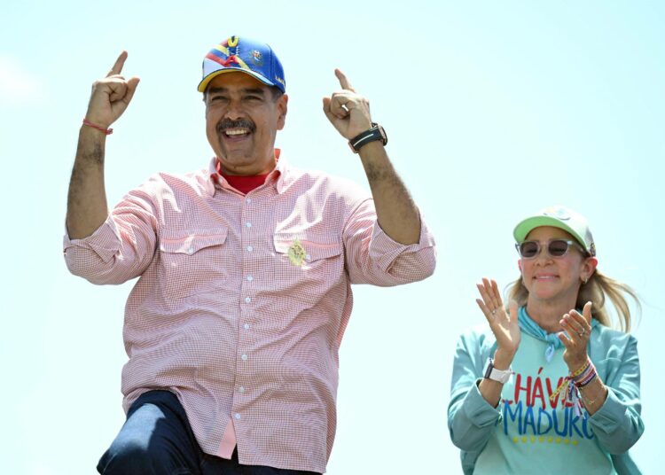 Nicolás Maduro julistettiin pian äänestyksen päättymisen jälkeen Venezuelan presidentinvaalien voittajaksi. Kuvassa hän kampanjoi vaaleja edeltävänä torstaina seurassaan vaimonsa Cilia Flores.