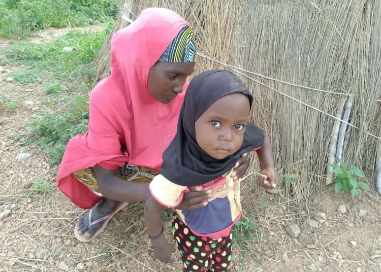 Zainab Abdul kaksivuotiaan tyttärensä kanssa pakolaisleirillä Zamfarassa, Lounais-Nigeriassa.