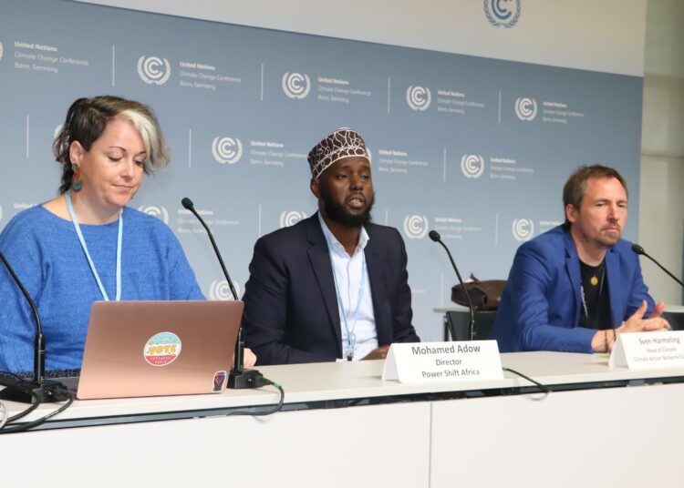 Bonnin ilmastokokoukseen osallistuvat aktivistit syyttävät kehittyneitä maita ilmastorahoituksen jarruttamisesta. Kuvassa vasemmalta Danni Taaffe, Mohammed Adow ja Sven Harmeling. Taaffe ja Harmeling edustavat Climate Action Networkia, Adow PowerShift Africaa.