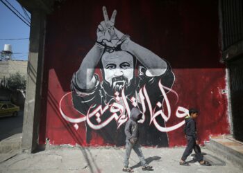 Marwan Barghoutia esittävä seinämaalaus kuvattiin Jabaliassa Gazassa viime vuoden huhtikuussa. Jabalian kaikki rakennukset on sittemmin tuhottu Israelin pommituksissa.