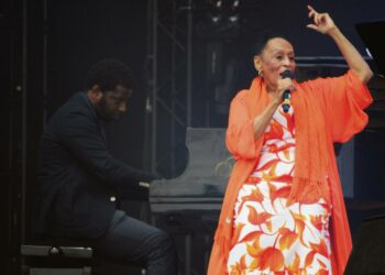 Omara Portuondo Pori Jazzissa, taustalla pianisti Rolando Luna.