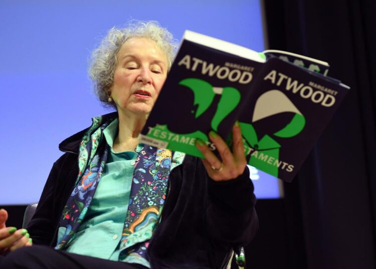 Margaret Atwood luki uutta Testamentit-kirjaansa julkaisutilaisuudessa Lontoossa viime syyskuussa.