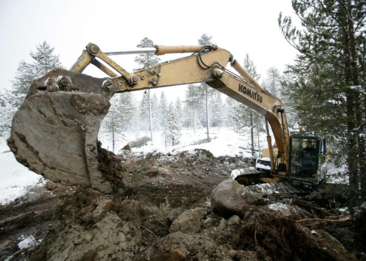 Suomessa on aloitteen mukaan 31 kaivannaisaluetta, joihin liittyy riskejä. Kuvassa etsitään uraania tutkimuskaivauksissa Ranuan Kelukkavaarassa.