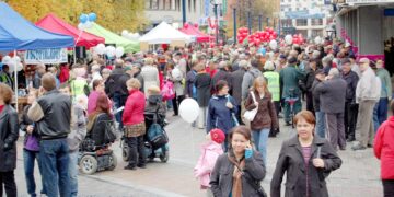 Jyväskylän kävelykatu kuhisi väkeä kesällä 2016 puolueiden kuntavaaliteltoilla. Tänä kesänä koronaepidemia estää tapahtumat.