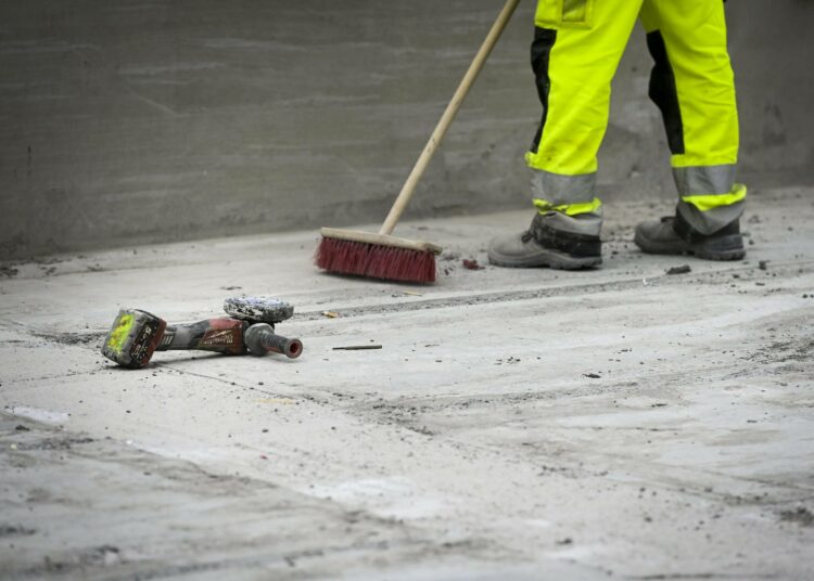 Työntekijä tuntee seuraukset rahapussissaan, jos yt-lakiin kaavaillut muutokset menevät läpi hallituksen kaavailemassa muodossa..