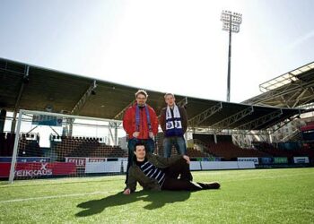 KU:n veikkaustiimi otti tuntumaa Finnair-stadionin paljon porua aiheuttaneeseen tekonurmeen. Edessä Jaakko Alavuotunki (AC Oulu), vasemmalla Olli Kohonen (AC Oulu), oikealla Pasi Palmu (HJK).