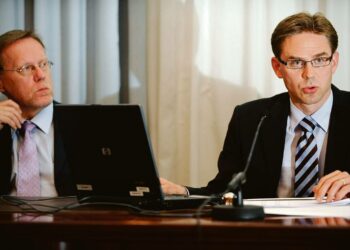 Johtaja Jukka Pekkarinen ja ministeri Jyrki Katainen esittelivät valtiovarainministeriön suhdannekatsauksen tiistaina.