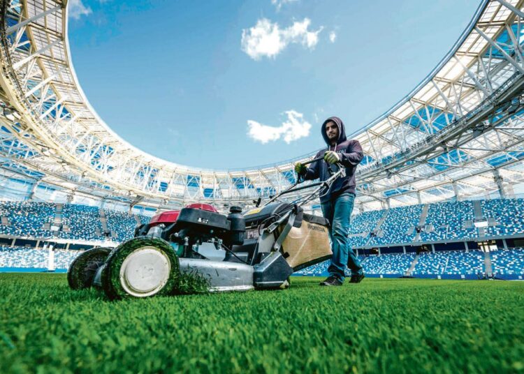 Monet suuria urheilutapahtumia varten rakennetut stadionit jäävät kisojen jälkeen rapistumaan käyttämättöminä. Nižni Novgorodin stadionin nurmea viimeisteltiin ennen kisojen alkua.