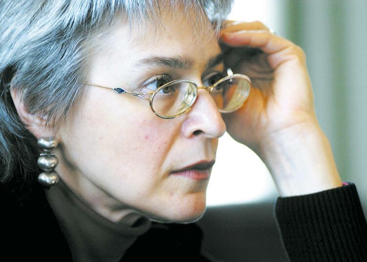 Toimittaja Anna Politkovskaja vieraili Suomessa kertomassa kirjastaan huhtikuussa 2003.