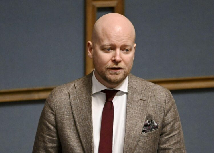 Jussi Saramon mukaan populistisesta oikeistosta on yleensä lähtenyt ilmat pihalle, kun kansa näkee, että annetut lupaukset olivat katteettomia.