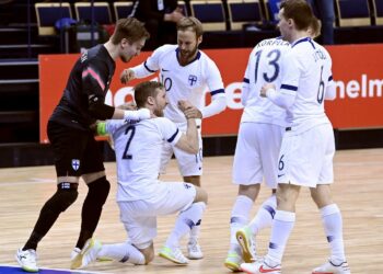 Suomen maalivahti Juha-Matti Savolainen (vas), Panu Autio, Miika Hosio, Jani Korpela ja Jukka Kytölä juhlivat Panu Aution 3-1 maalia futsalin EM-karsintaottelussa Suomi-Belgia