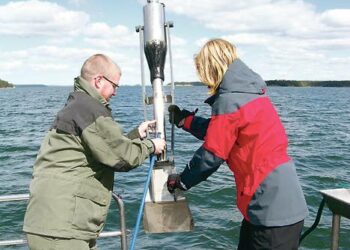 Airismaan syvänteen pohjasedimentistä on tavattu yli 200 mikrogramman myrkkytinapitoisuuksia. Näytteenottoa Airiston selällä.