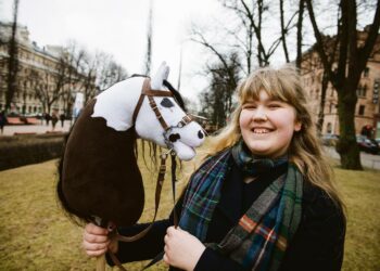 Elsa Salo on saanut keppihevosharrastuksesta iloa, rohkeutta ja ystäviä. Kun Elsaa kiusattiin koulussa, koulun muut keppariharrastajat mahdollistivat koulussakäynnin.