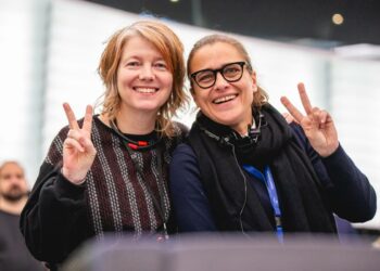 Ruotsin vasemmistopuolueen Malin Björk ja Suomen vasemmistoliiton Silvia Modig ovat puolueidensa ainoat vuonna 2019 valitut edustajat Euroopan parlamentin vasemmistoryhmässä. Kumpikaan ei ole ehdokkaana ensi sunnuntain vaaleissa. Molemmat ovat saamassa työlleen kaksi seuraajaa, jos uusimmat vaaliennusteet toteutuvat. (Kuvassa Björk ja Modig europarlamentin istunnossa huhtikuussa.)