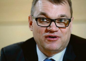 Keskustan puheenjohtaja Juha Sipilä ajaa supistavaa talouspolitiikkaa.