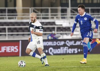 Teemu Pukki iski MM-karsinta-avauksessa Suomen molemmat maalit. Kuvassa hän on karannut Bosnia ja Hertsegovinan Haris Duljevicilta ja on matkalla tekemään 2-1-johtomaalin.