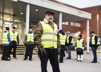 Muun muassa Sinebrychoffin Keravan panimo on tänään keskiviikkona lakossa. Tehtaan portilla on vastassa lakkovahteja ja tehtaan työntekijöiden pääluottamusmies Jukka Nissinen.