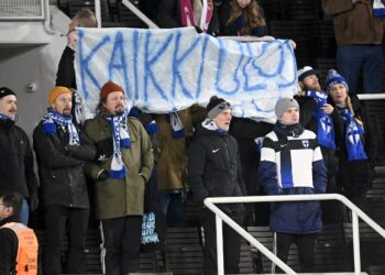 Kannattajien banderollissa otettiin kantaa joukkueen suorituksiin.