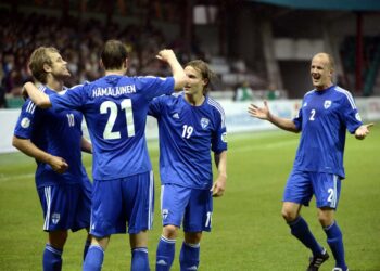 Petri Pasanen (oik.) oli Valko-Venäjä-ottelun parhaimmistoa, vasemmalla Teemu Pukki, Kasper Hämäläinen ja Alexander Ring.