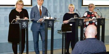 Sosiaali- ja terveysministeri Pirkko Mattila (vas.), oikeusministeri Antti Häkkänen, perhe- ja peruspalveluministeri Annika Saarikko ja kunta- ja uudistusministeri Anu Vehviläinen esittelivät hallituksen vastinetta perustuslakivaliokunnan lausuntoon maanantaina.