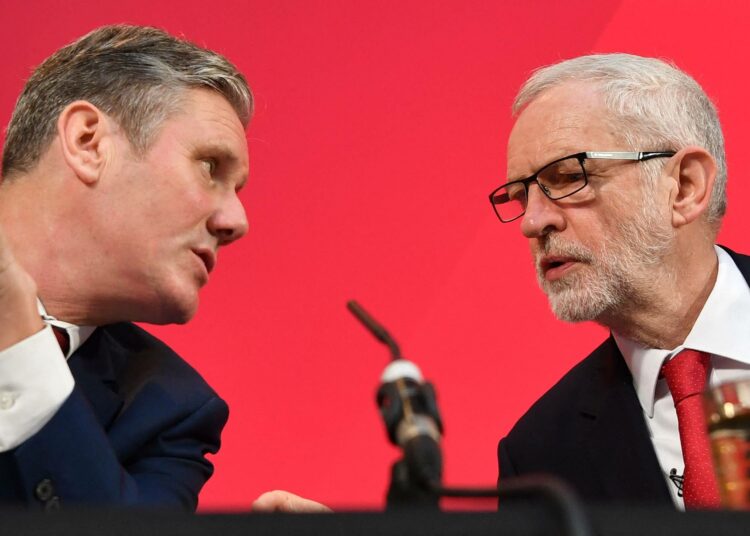 Keir Starmer ja Labourin entinen puoluejohtaja Jeremy Corbyn (oikealla) vuonna 2019. Starmer toimi Corbynin varjohallituksessa Brexitistä vastaavana varjoministerinä.