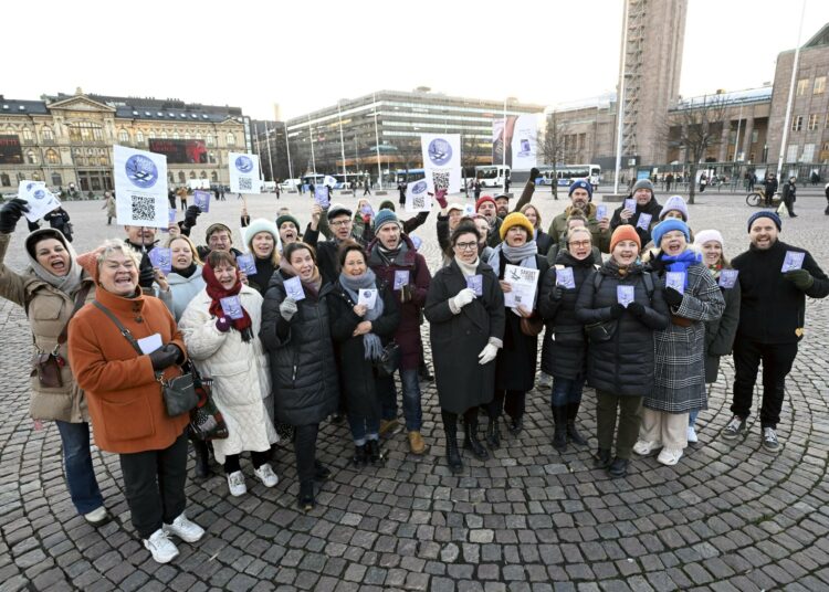 Taiteilijoita ryhmäkuvassa suuren kulttuuriadressin kiertueen tilaisuudessa Aleksis Kiven patsaalla Helsingissä 14. marraskuuta 2024.