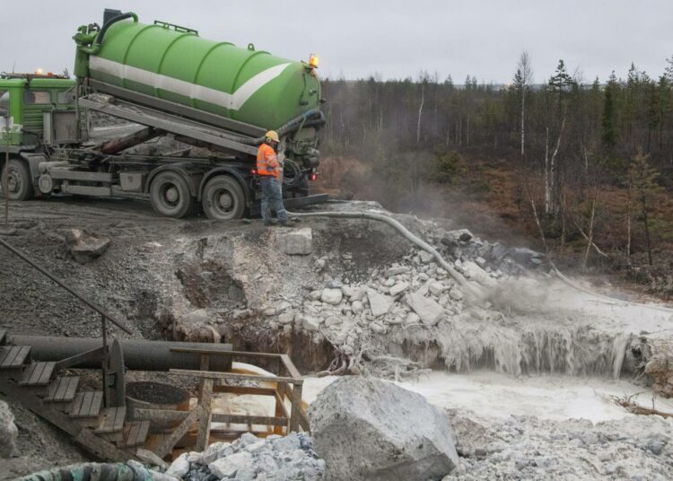 Tankkiauto levitti kalkkimaitoa varolammikoiden väliseen ojaan Talvivaaran kaivoksella torstaina.