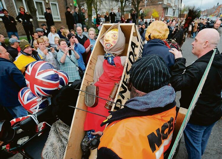 Goldthorpessa Pohjois-Englannissa juhlittiin entisen pääministerin Margaret Thatcherin kuolemaa samaan aikaan, kun hänen hautajaisiin vietettiin Lontoossa.