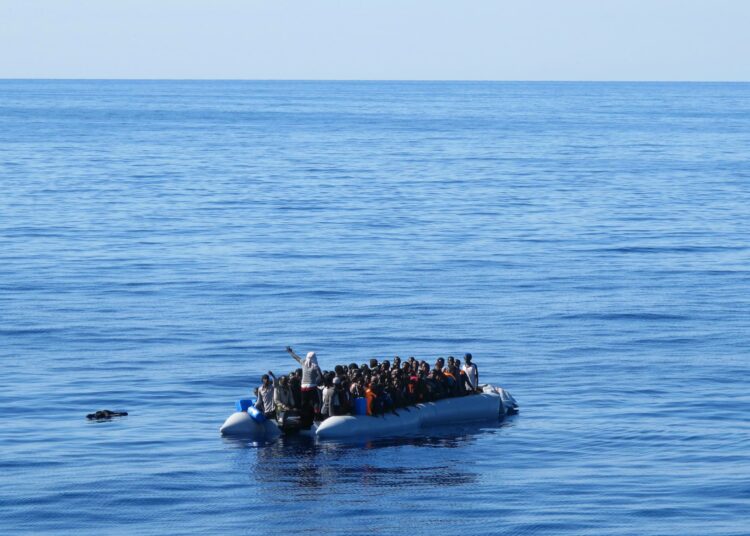 Siirtolaisia uppoavassa kumiveneessä Libyan rannikolla. Viime vuonna Välimerellä menehtyi 3129 siirtolaista.