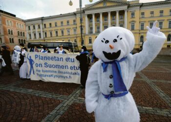 Ilmastolakia vaatinut kulkue päättyi Helsingissä Senaatintorille.