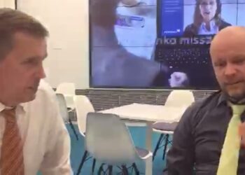 Pasi Sorjonen (vas.) ja Aki Kangasharju arvioivat talouskasvua torstaina. Kuva on videokaappaus Periscopesta.