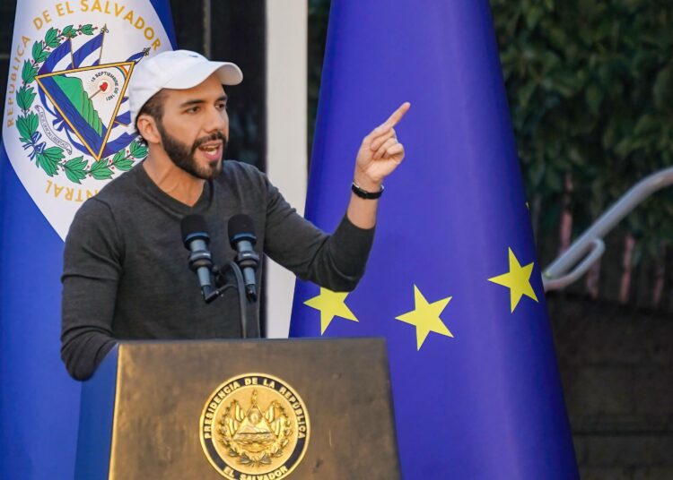 El Salvadorin presidentti Nayib Bukele ilmoitti Twitterissä olevansa maailman coolein diktaattori.