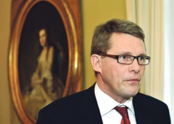 Pääministeri Matti Vanhasen johtama hallitus pitää jääräpäisesti kiinni pari vuotta sitten kirjoitetusta ohjelmastaan, vaikka maailma on muuttunut ympärillä.