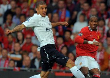 ManUn Ashley Young (oik.) ja Tottenham Hotspurin Kyle Walker.