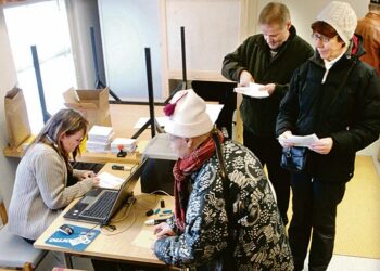 Vaalikampanjassa ei enää riitä, että vain vanhat äänestäjät aktivoidaan äänestämään. Kuvassa on meneillään vuoden 2007 eduskuntavaalien ennakkoäänestys Myllypuron lehtilukusalissa Helsingissä.