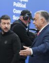 Unkarin pääministeri Viktor Orban (oik.) tervehti Ukrainan presidenttiä Volodymyr Zelenskyiä Euroopan poliittisen yhteisön kokouksessa Budapestissä marraskuun alussa.