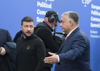 Unkarin pääministeri Viktor Orban (oik.) tervehti Ukrainan presidenttiä Volodymyr Zelenskyiä Euroopan poliittisen yhteisön kokouksessa Budapestissä marraskuun alussa.