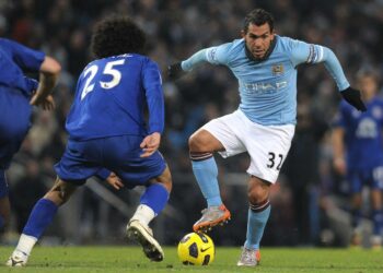 Manchester Cityn Carlos Tévez (oik.) vastassaan Evertonin Marouane Fellaini.