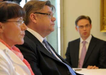 Timo Soini hykertelee nyt käsiään, sillä hän on hallituksentekijän paikalla,