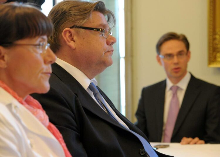 Timo Soini hykertelee nyt käsiään, sillä hän on hallituksentekijän paikalla,