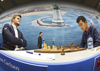 Magnus Carlsen (oik.) shakkiottelussa Ding Lirenin kanssa Hollannissa sunnuntaina 31. tammikuuta.