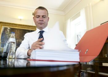 Valtiovarainministeriö jatkaa ensi viikolla kahdenvälisiä neuvotteluja ministeriöiden kanssa. Kuvassa valtiovarainministeri Petteri Orpo talousarviomapin kanssa.