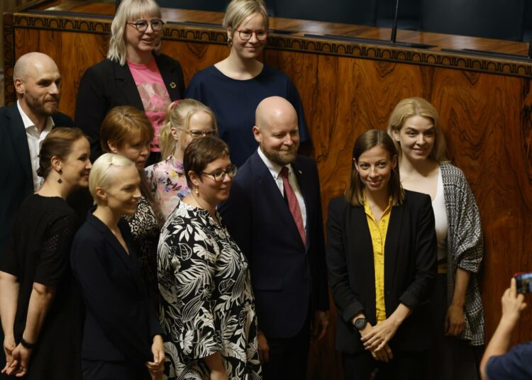 Vasemmistoliiton eduskuntaryhmä otti yhteiskuvan eduskunnan viimeisessä täysistunnossa ennen istuntotautoa heinäkuussa. Istunto oli ainakin toistaiseksi viimeinen Merja Kyllöselle, Li Anderssonille ja Jussi Saramolle.