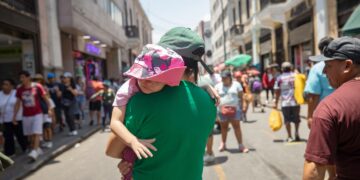 Lasten keho sietää pitkäkestoisia yli 40 asteen lämpötiloja heikommin kuin aikuisten. Limassa perheet suojautuvat hirmuhelteeltä parhaansa mukaan.