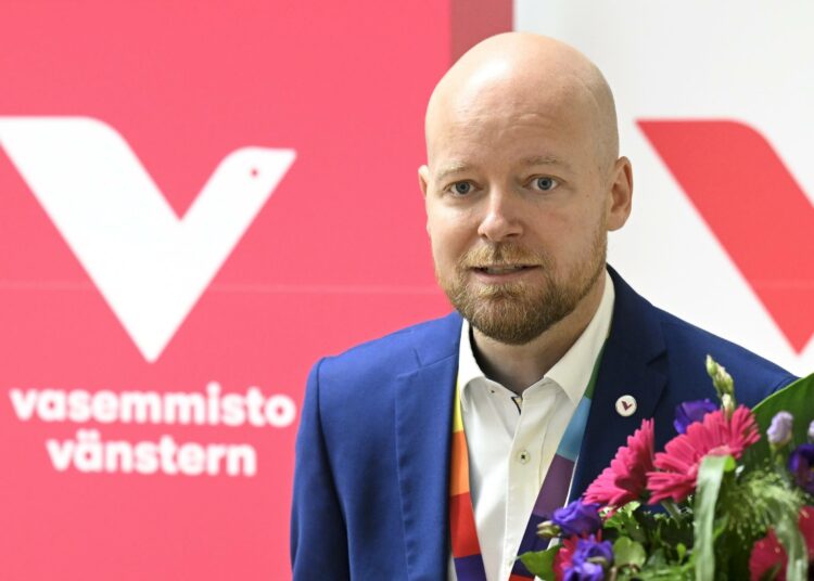 Hallitus on valinnut tuhoisan tien, sanoi Jussi Saramo puheessaan vasemmistoliitton eduskuntaryhmän kesäkokouksessa.