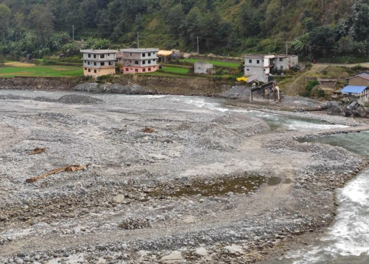 Nepalin Melamchin-Helambun tuhotulvista on melkein kolme vuotta, mutta asukkaat ponnistelevat yhä toipuakseen menetyksistään. Jokiuoma ei ikinä palaa entiselleen, eikä penkan taloille voi ennustaa pitkää ikää.