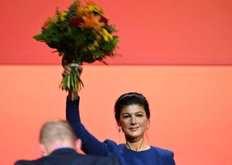 Sahra Wagenknecht kukitettiin hänen nimeään kantavan puolueen kokouksessa.