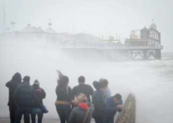 Ensi yönä Suomeen saapuvaa myrskyä seurattiin sunnuntaina Brightonissa Englannissa.