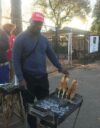 Edward Phiri kypsentää maissia avotulella myyntikojussaan vilkkaalla Windsor West -kadulla Johannesburgissa. Hän kertoo maissin hinnan nousseen viime kuukausien aikana ja olevansa viimeinen alueen maissimyyjistä. Muut kauppiaat ovat lopettaneet korkeiden kustannusten takia.